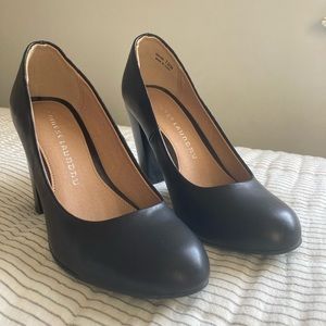 Black Chinese Laundry Round Toe Pump